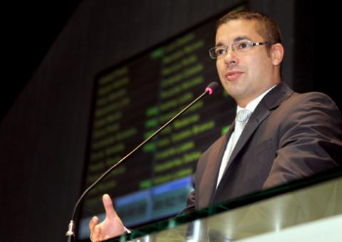 Comissão faz entrega de relatório de revisão a Josué